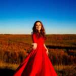 Женщина и осенний пейзаж, символы любви и гармонии