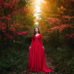 Женщина в осеннем лесу с теплой атмосферой, символ стабильности и гармонии в любви