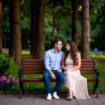 Романтическая пара, парень ласково обращается к девушке