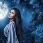 Женщина под влиянием лунного света, символизирующая связь женского здоровья с космосом.