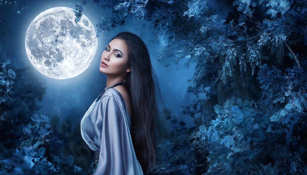 Женщина под влиянием лунного света, символизирующая связь женского здоровья с космосом.