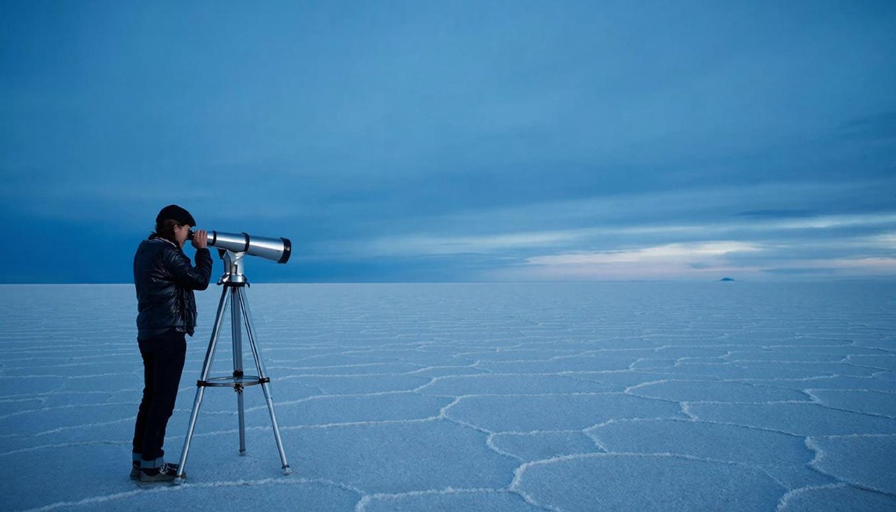 Одинокая фигура на фоне бескрайнего горизонта, символизирующая внутренний мир и поиск Водолея.